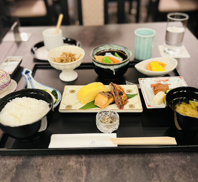 "호텔에서 즐기는 우아한 아침 식사" 순위 1위의 아침 죽❗️