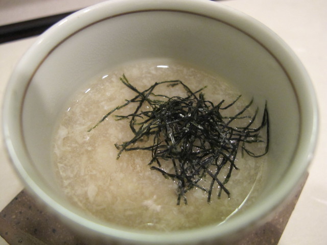 맛있는 경料理를 한 숟가락 먹고, 경의 냉술을 부드럽게 마시며 깨끗이 비웠어요♪  
옆에는 매우 존경하는 친구가 있어요. 따뜻하고 편안한 분이죠…