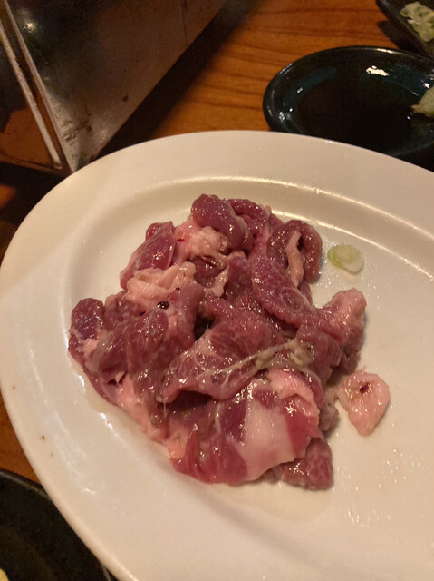 昭和時代のノスタルジックな雰囲気を持つホルモン料理店。
