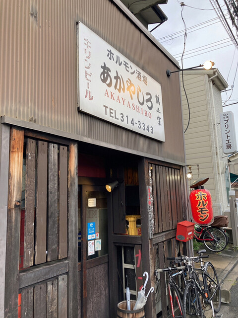 昭和時代のノスタルジックな雰囲気を持つホルモン料理店。