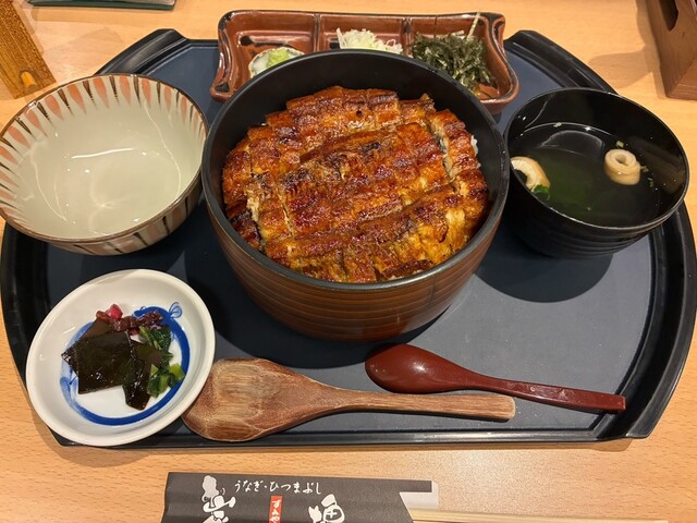 교토의 번화가인 사쿠라기야마치에 위치한 "우나기・히츠마부시・탄락".