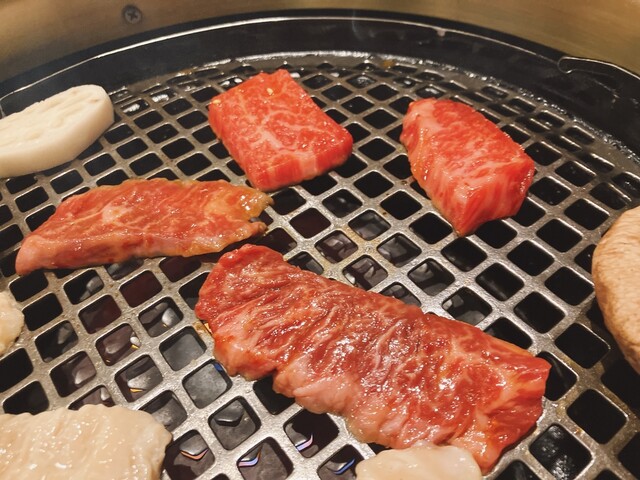 오사카의 종우에몬초메에 위치한 이 고깃집, 도쿠엔원 본점은 정말 훌륭한 고기를 맛볼 수 있는 곳입니다.