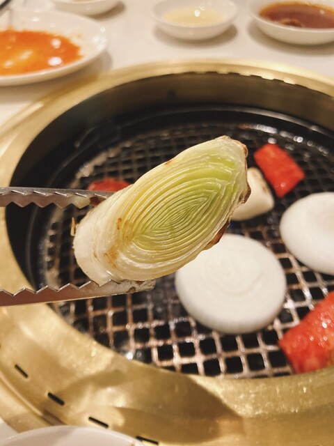오사카의 종우에몬초메에 위치한 이 고깃집, 도쿠엔원 본점은 정말 훌륭한 고기를 맛볼 수 있는 곳입니다.