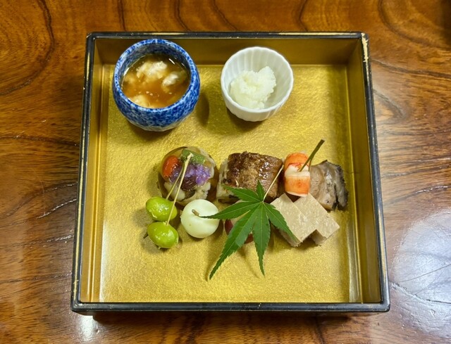 ナンバーの歴史に浸る、歴史的背景のある店「Hari Ju」でプライベートルームでの焼肉を楽しんだ。