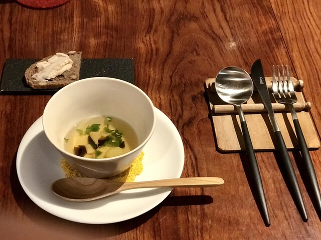 【엔오테카 알키미스타】해산물과 일본풍의 맛이 느껴지는 전채부터, 풍미가 가득한 파스타, 그리고 진한 육류 요리까지. 다양한 맛을 즐길 수 있는 이탈리아식 레스토랑입니다.