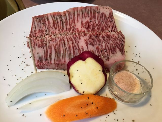 隠れた逸品ですが、肉の質は良いものの、人気はありません？