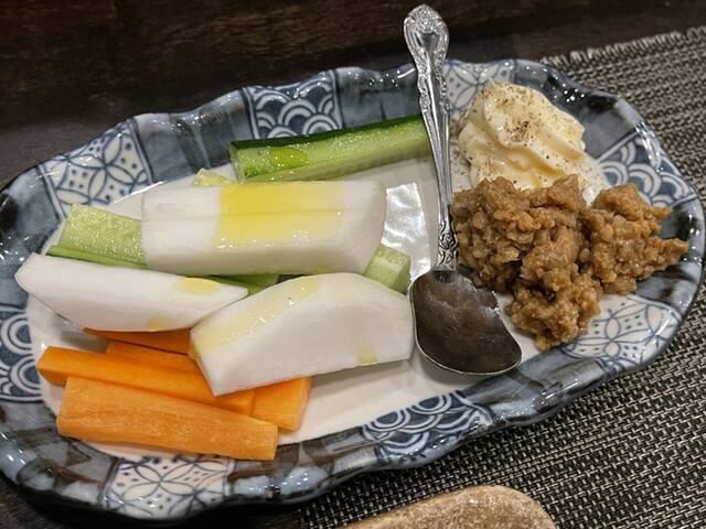비릿한 향이 살아있는 마키다의 숯불 요리가 즐길 수 있습니다.