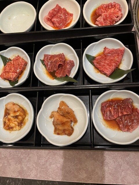 다양한 부위를 조금씩 즐길 수 있는 구이 요리 세트