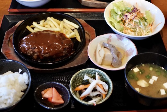 お弁当で、たくさんの副菜と飲み物が付きます。価格に対して非常に良い価値があります！