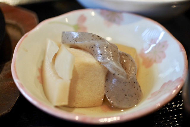お弁当で、たくさんの副菜と飲み物が付きます。価格に対して非常に良い価値があります！