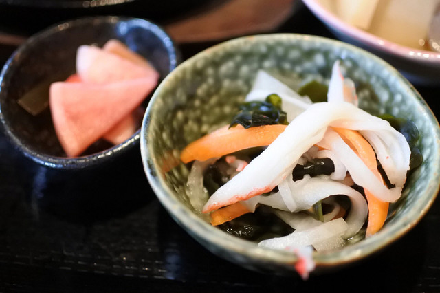 お弁当で、たくさんの副菜と飲み物が付きます。価格に対して非常に良い価値があります！