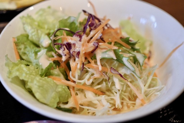 お弁当で、たくさんの副菜と飲み物が付きます。価格に対して非常に良い価値があります！