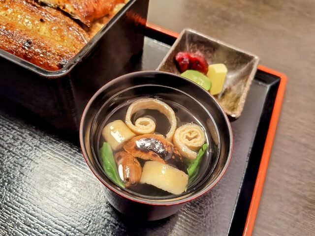 うなじ花 - 鮭や川魚(ナガレやブラウベーシュ)を専門とする誇り高い日本のレストラン。滋賀県にある有名な「ちかさ」で技術を磨いた後、独立して開業した!日本のトップ100の鮭料理店の一つです!