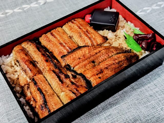 うなじ花 - 鮭や川魚(ナガレやブラウベーシュ)を専門とする誇り高い日本のレストラン。滋賀県にある有名な「ちかさ」で技術を磨いた後、独立して開業した!日本のトップ100の鮭料理店の一つです!