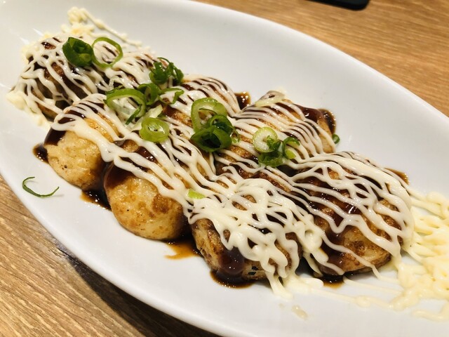 직접 타코야키를 굽어서 즐기며 식사할 수 있습니다!