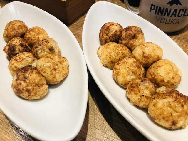 직접 타코야키를 굽어서 즐기며 식사할 수 있습니다!