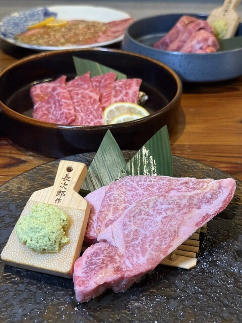 午後12時から営業する、A5和牛を提供する人気の食べ放題レストラン。