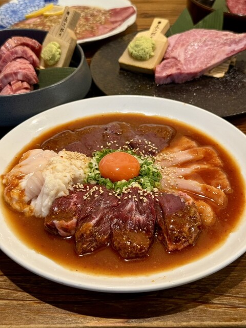 午後12時から営業する、A5和牛を提供する人気の食べ放題レストラン。