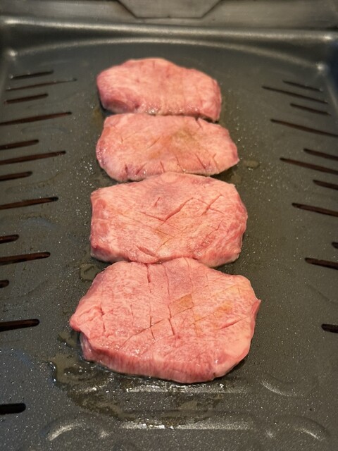 午後12時から営業する、A5和牛を提供する人気の食べ放題レストラン。