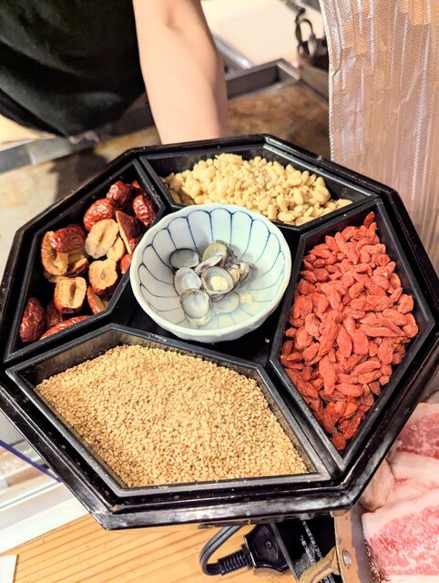 3種類の小さな料理と有名なウシナベを提供する、満足のいくコースを楽しみました。