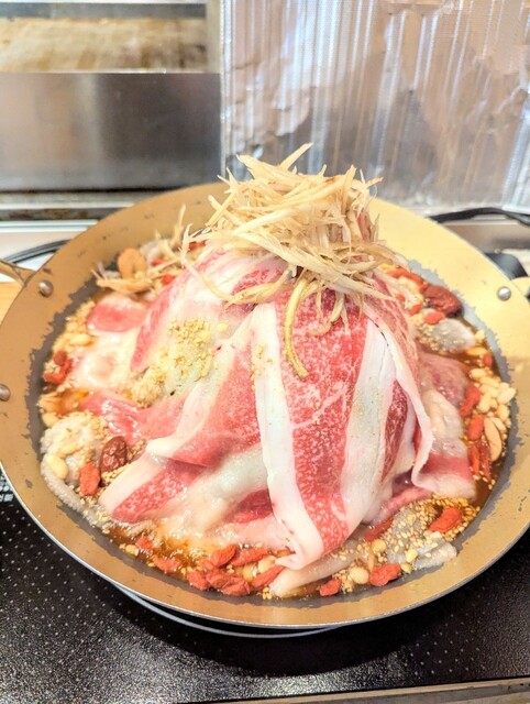 3種類の小さな料理と有名なウシナベを提供する、満足のいくコースを楽しみました。