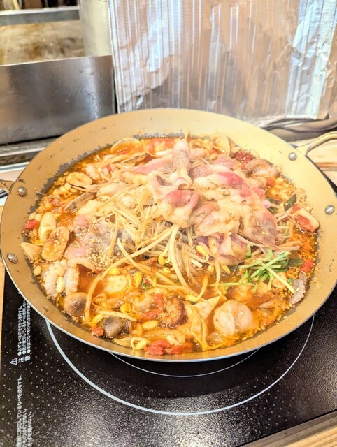 3種類の小さな料理と有名なウシナベを提供する、満足のいくコースを楽しみました。