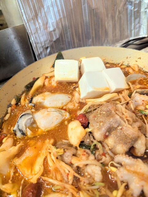 3種類の小さな料理と有名なウシナベを提供する、満足のいくコースを楽しみました。
