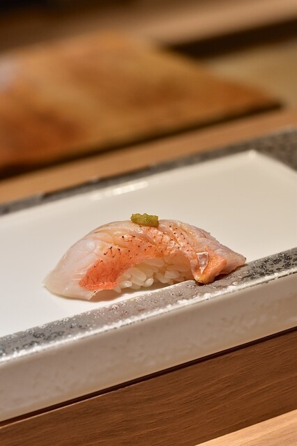 以前よりもさらに美味しい！寿司のご飯は赤酢と白酢が美しく混ざり合っており、まさに芸術品であり、拍手を送る価値があります！