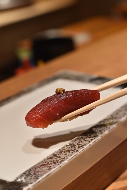 以前よりもさらに美味しい！寿司のご飯は赤酢と白酢が美しく混ざり合っており、まさに芸術品であり、拍手を送る価値があります！