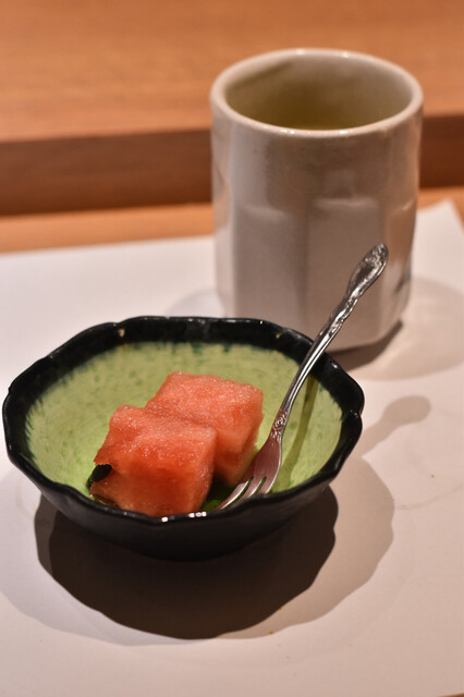 以前よりもさらに美味しい！寿司のご飯は赤酢と白酢が美しく混ざり合っており、まさに芸術品であり、拍手を送る価値があります！