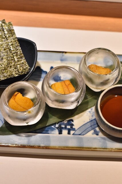 以前よりもさらに美味しい！寿司のご飯は赤酢と白酢が美しく混ざり合っており、まさに芸術品であり、拍手を送る価値があります！
