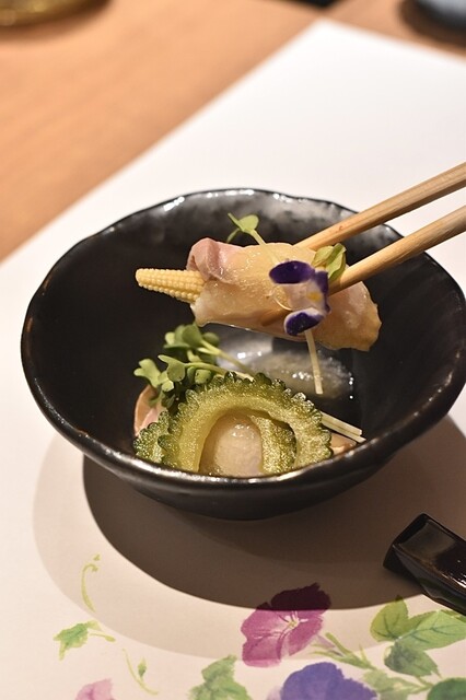 以前よりもさらに美味しい！寿司のご飯は赤酢と白酢が美しく混ざり合っており、まさに芸術品であり、拍手を送る価値があります！