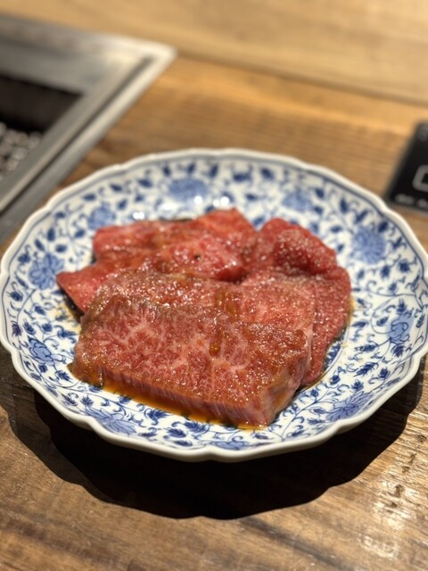 大阪の福島地区にある大人向けの隠れ家レストラン、「Wagyu Ryori Isseki Sanchou」で、絶品の焼肉を味わってみてください。