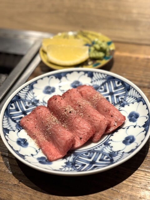 大阪の福島地区にある大人向けの隠れ家レストラン、「Wagyu Ryori Isseki Sanchou」で、絶品の焼肉を味わってみてください。