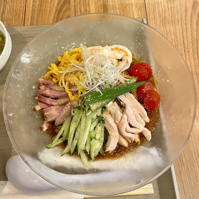 冷たい中華麺を楽しんでください。