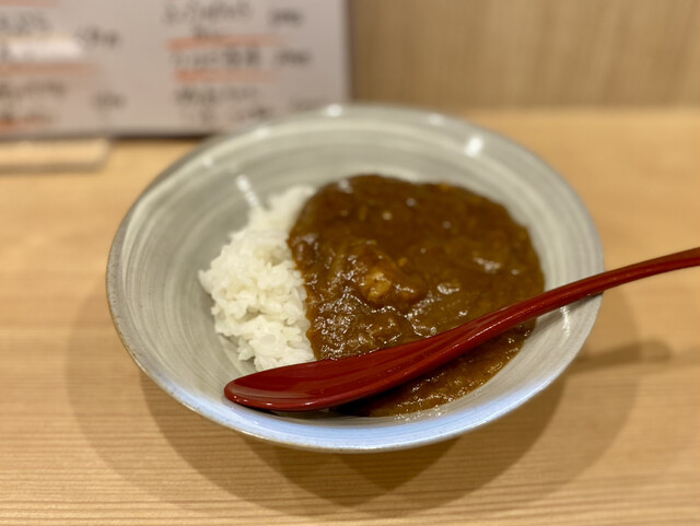 이 레스토랑의 카레는 정말 맛있다.
