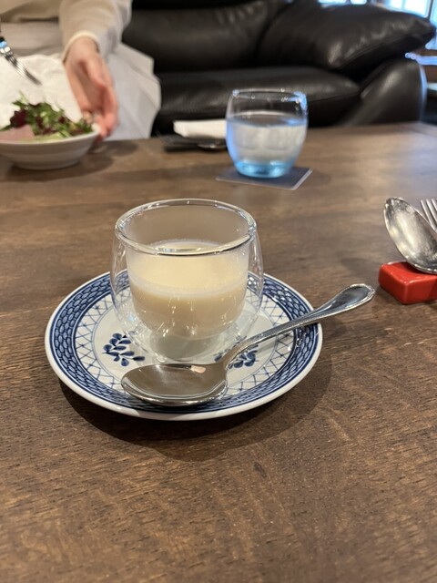 레트로카페에서 비일상적인 경험을 즐기세요.