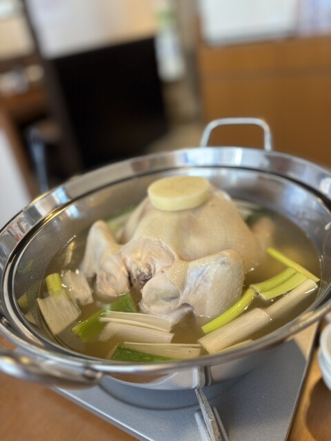 한 마리씩 통째로 제공되는, 풍부한 맛이 가득한 닭고기