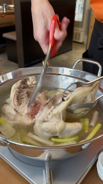 한 마리씩 통째로 제공되는, 풍부한 맛이 가득한 닭고기