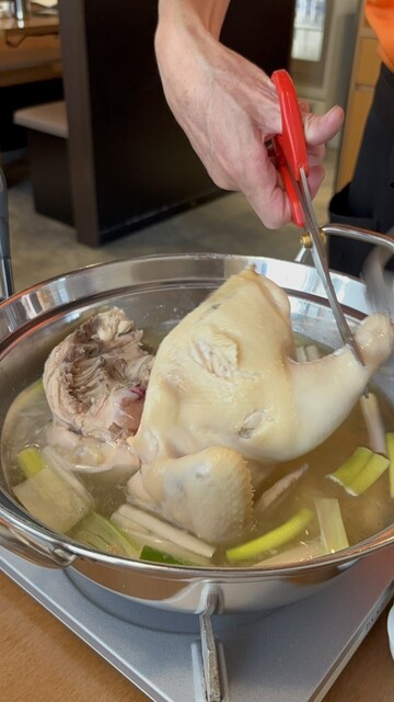 한 마리씩 통째로 제공되는, 풍부한 맛이 가득한 닭고기