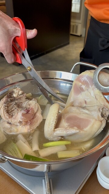 한 마리씩 통째로 제공되는, 풍부한 맛이 가득한 닭고기