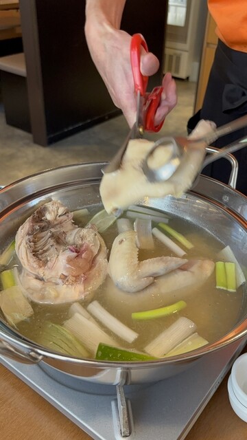 한 마리씩 통째로 제공되는, 풍부한 맛이 가득한 닭고기