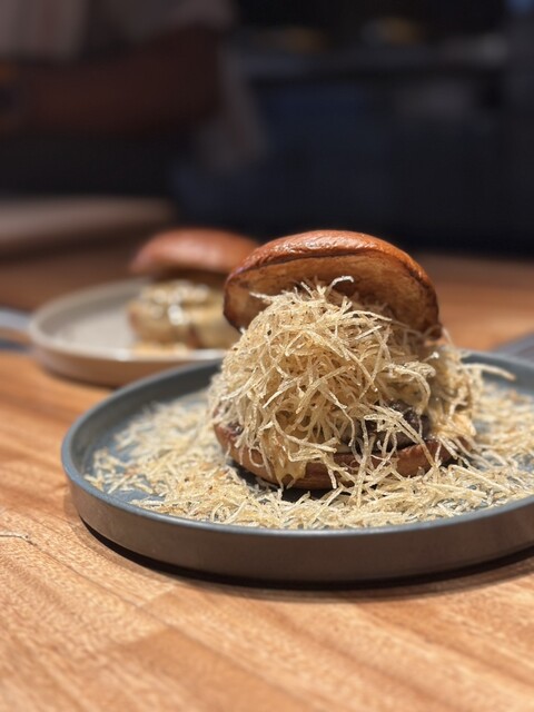 점심 전용 Gui's Burger 콜라보 햄버거가 외국인들에게 큰 인기를 끌고 있습니다.