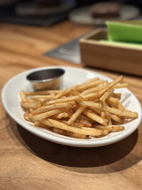 점심 전용 Gui's Burger 콜라보 햄버거가 외국인들에게 큰 인기를 끌고 있습니다.