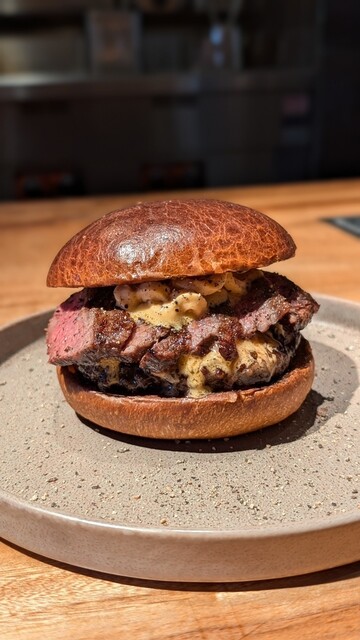 점심 전용 Gui's Burger 콜라보 햄버거가 외국인들에게 큰 인기를 끌고 있습니다.