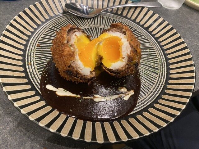 十三しょんべん横丁にある小さな居酒屋で、美味しい卵料理や逸品を楽しむことができます！