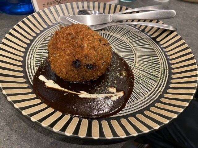 十三しょんべん横丁にある小さな居酒屋で、美味しい卵料理や逸品を楽しむことができます！