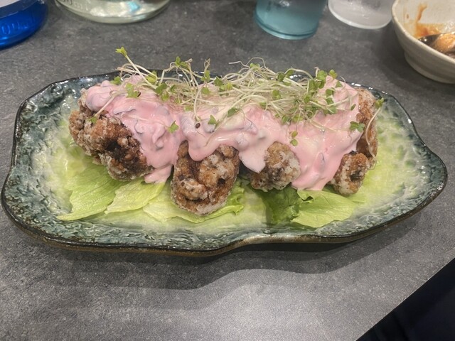 十三しょんべん横丁にある小さな居酒屋で、美味しい卵料理や逸品を楽しむことができます！