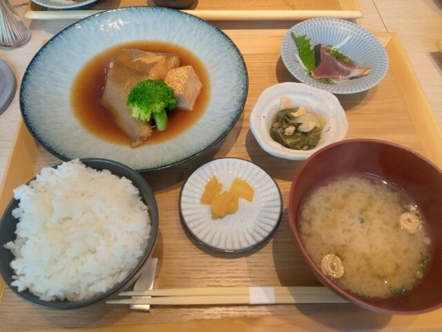 추천! 점심도 저녁밥도, 맛있는 냄비에 담긴 갓 지은 밥입니다.