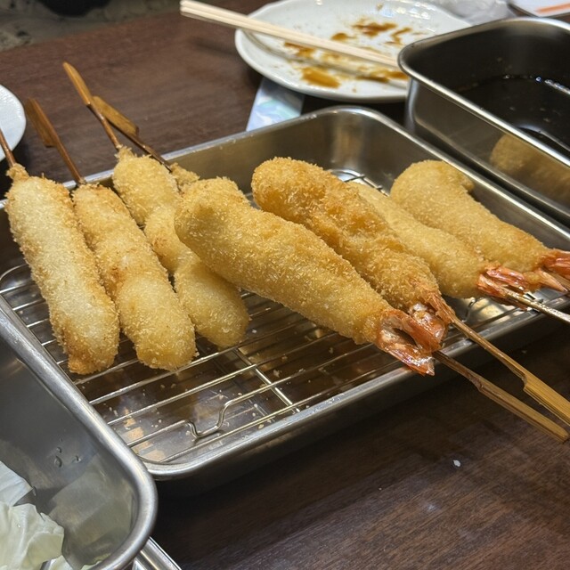 튀긴 칩카츠와 도테야키로 풍성하게 차려진 오사카점